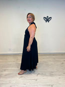 Vestido midi halter negro con detalle dorado