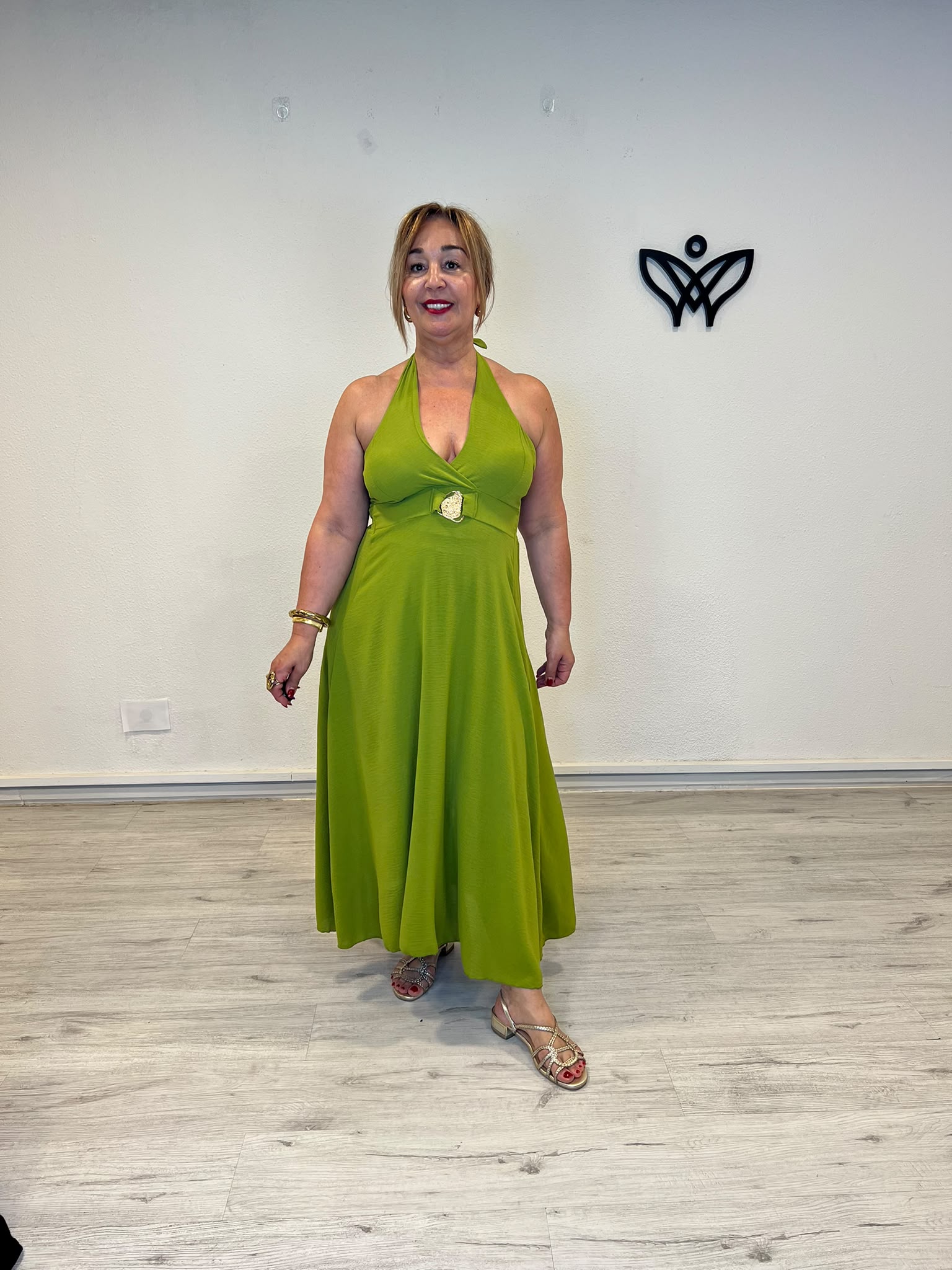 Vestido midi halter verde lima con detalle dorado