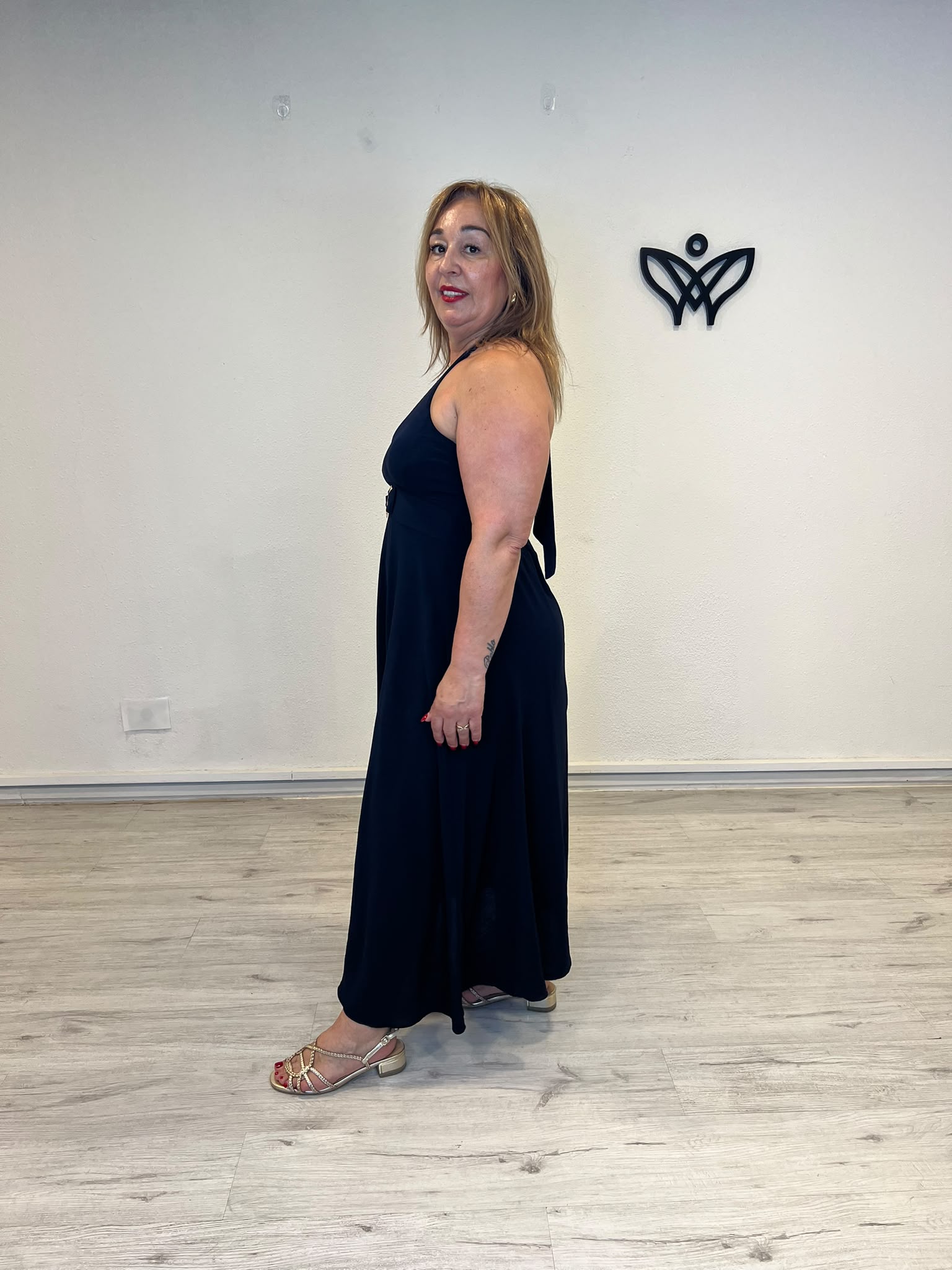 Vestido midi halter marrón chocolate con detalle dorado