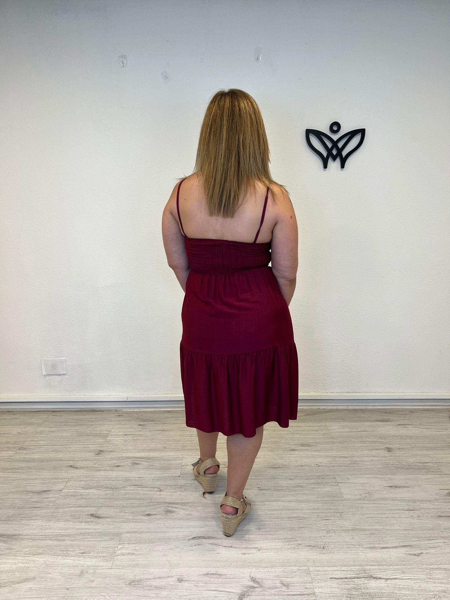 Vestido corto de volantes burdeos con tirantes de bolitas