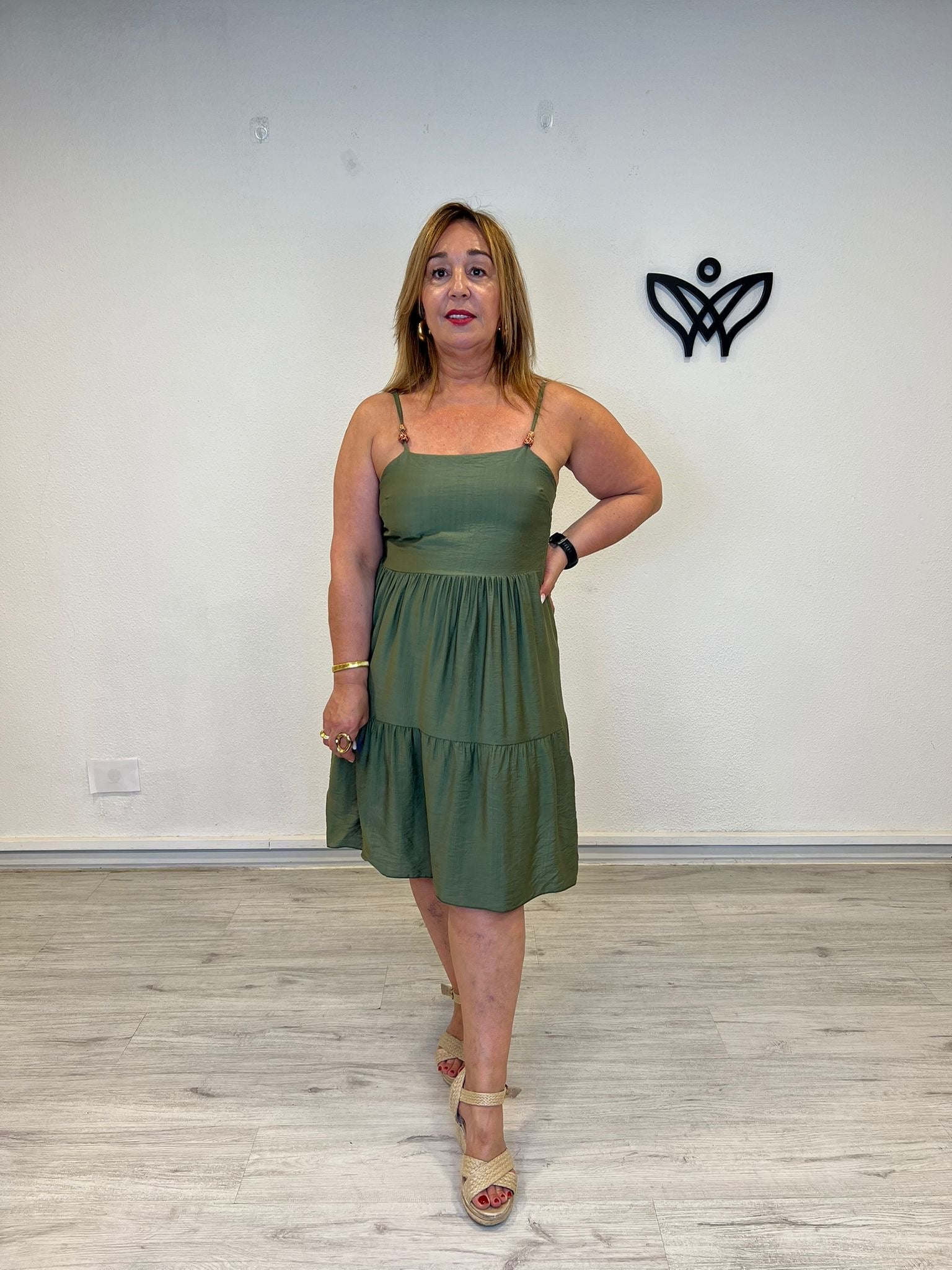 Vestido corto de volantes verde militar con tirantes de bolitas