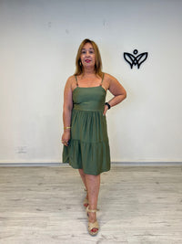 Vestido corto de volantes verde militar con tirantes de bolitas