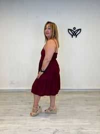 Vestido corto de volantes burdeos con tirantes de bolitas