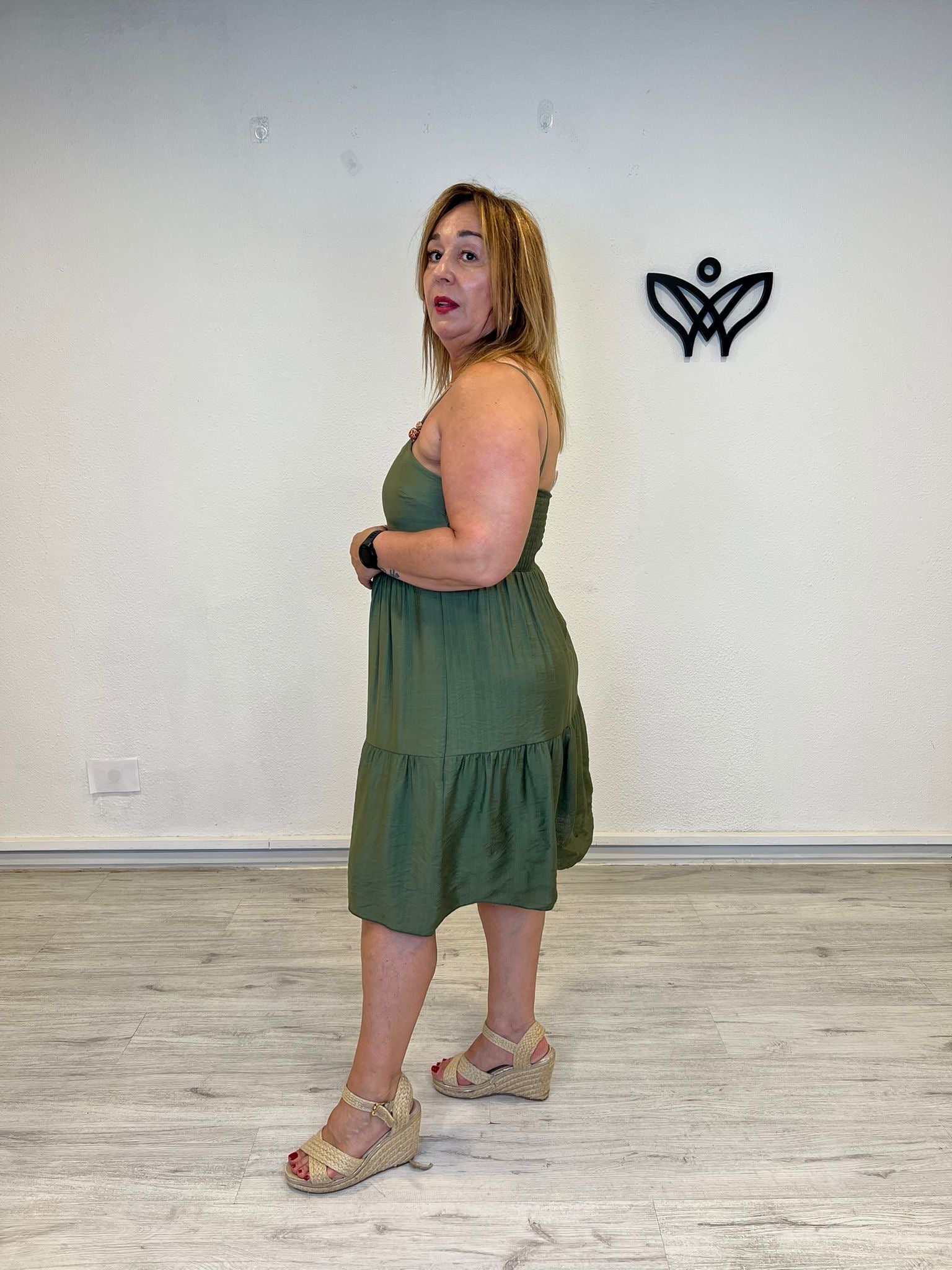 Vestido corto de volantes verde militar con tirantes de bolitas