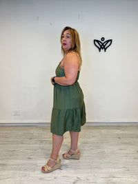 Vestido corto de volantes verde militar con tirantes de bolitas