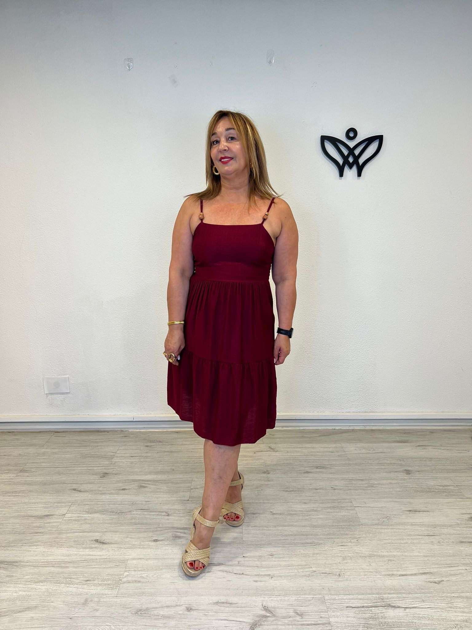 Vestido corto de volantes burdeos con tirantes de bolitas