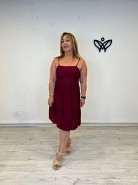 Vestido corto de volantes burdeos con tirantes de bolitas