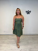 Vestido corto de volantes verde militar con tirantes de bolitas