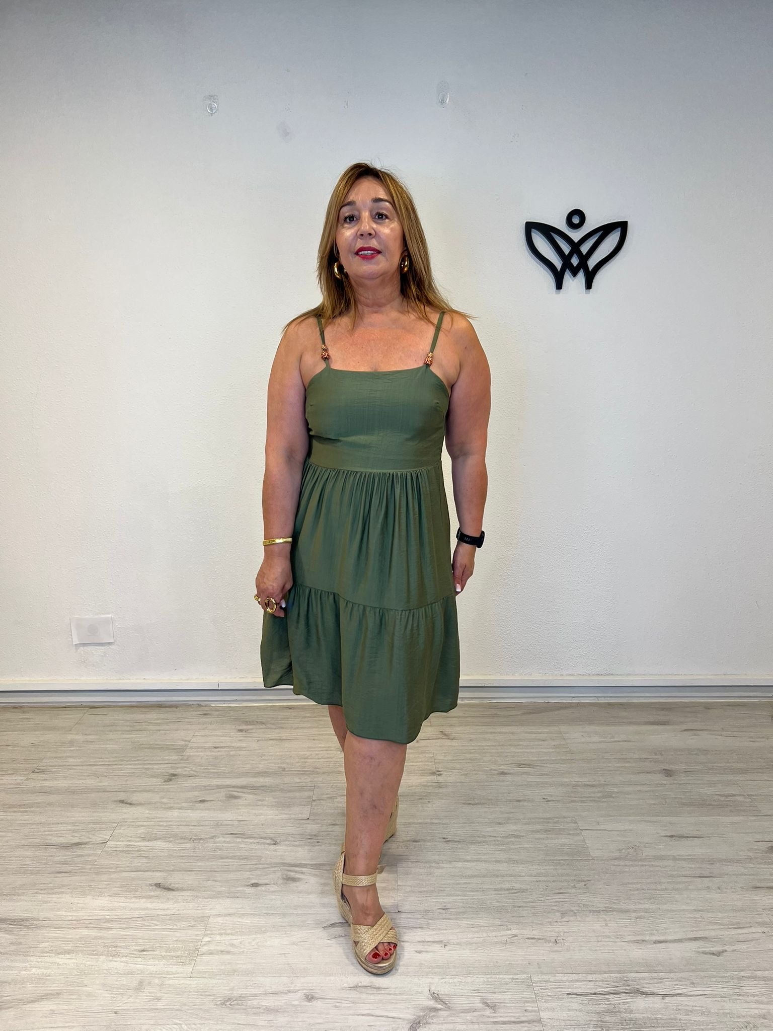 Vestido corto de volantes verde militar con tirantes de bolitas