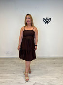 Vestido corto de volantes marrón chocolate con tirantes de bolitas