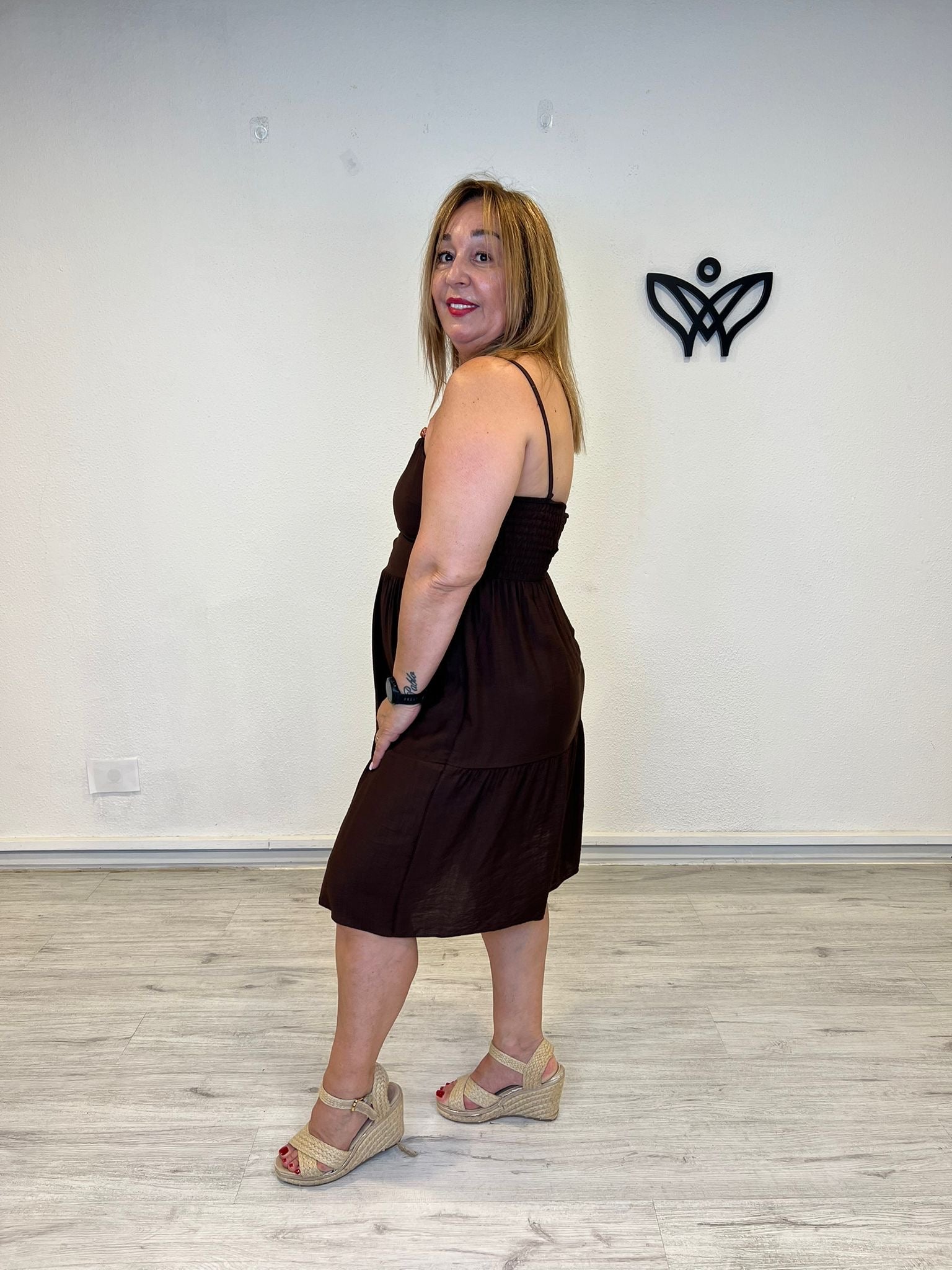 Vestido corto de volantes marrón chocolate con tirantes de bolitas