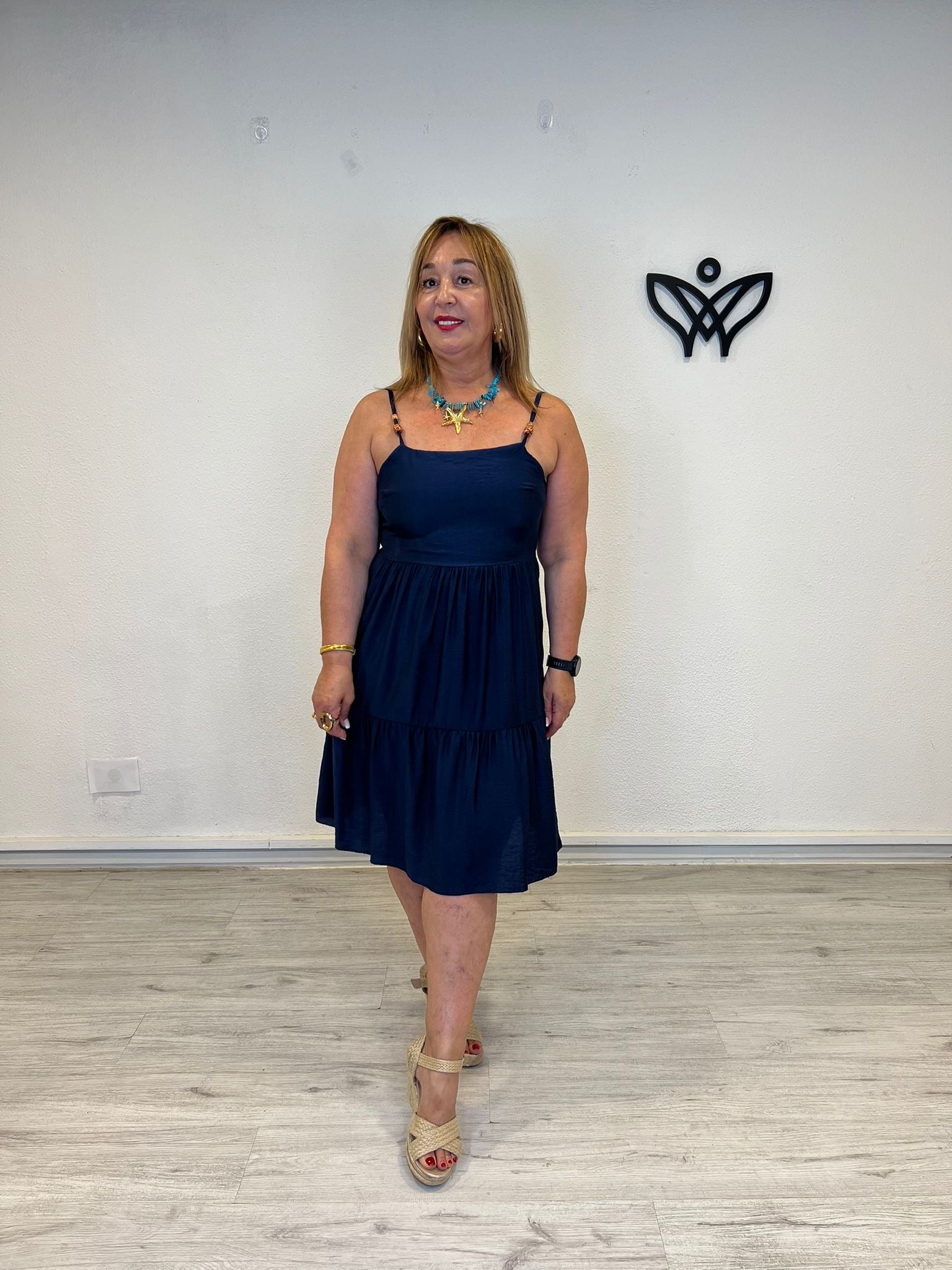 Vestido corto de volantes azul marino con tirantes de bolitas
