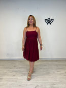 Vestido corto de volantes burdeos con tirantes de bolitas