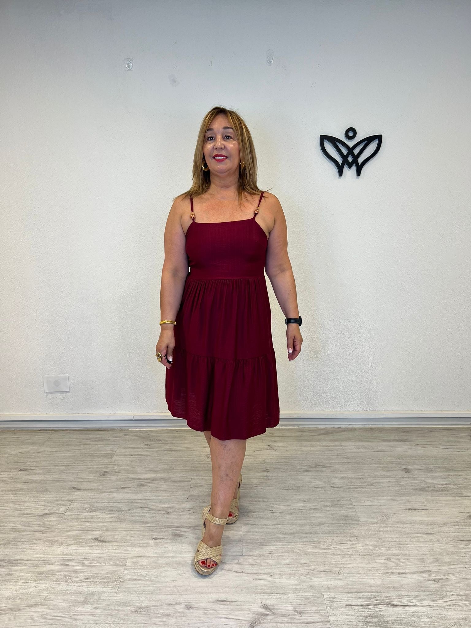 Vestido corto de volantes burdeos con tirantes de bolitas