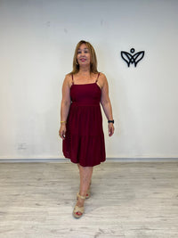 Vestido corto de volantes burdeos con tirantes de bolitas