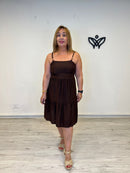 Vestido corto de volantes marrón chocolate con tirantes de bolitas