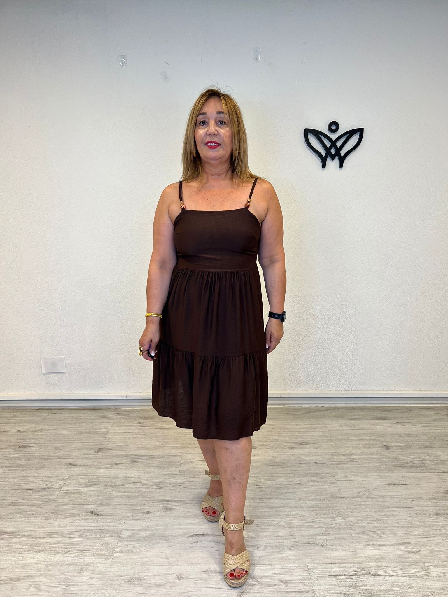 Vestido corto de volantes marrón chocolate con tirantes de bolitas