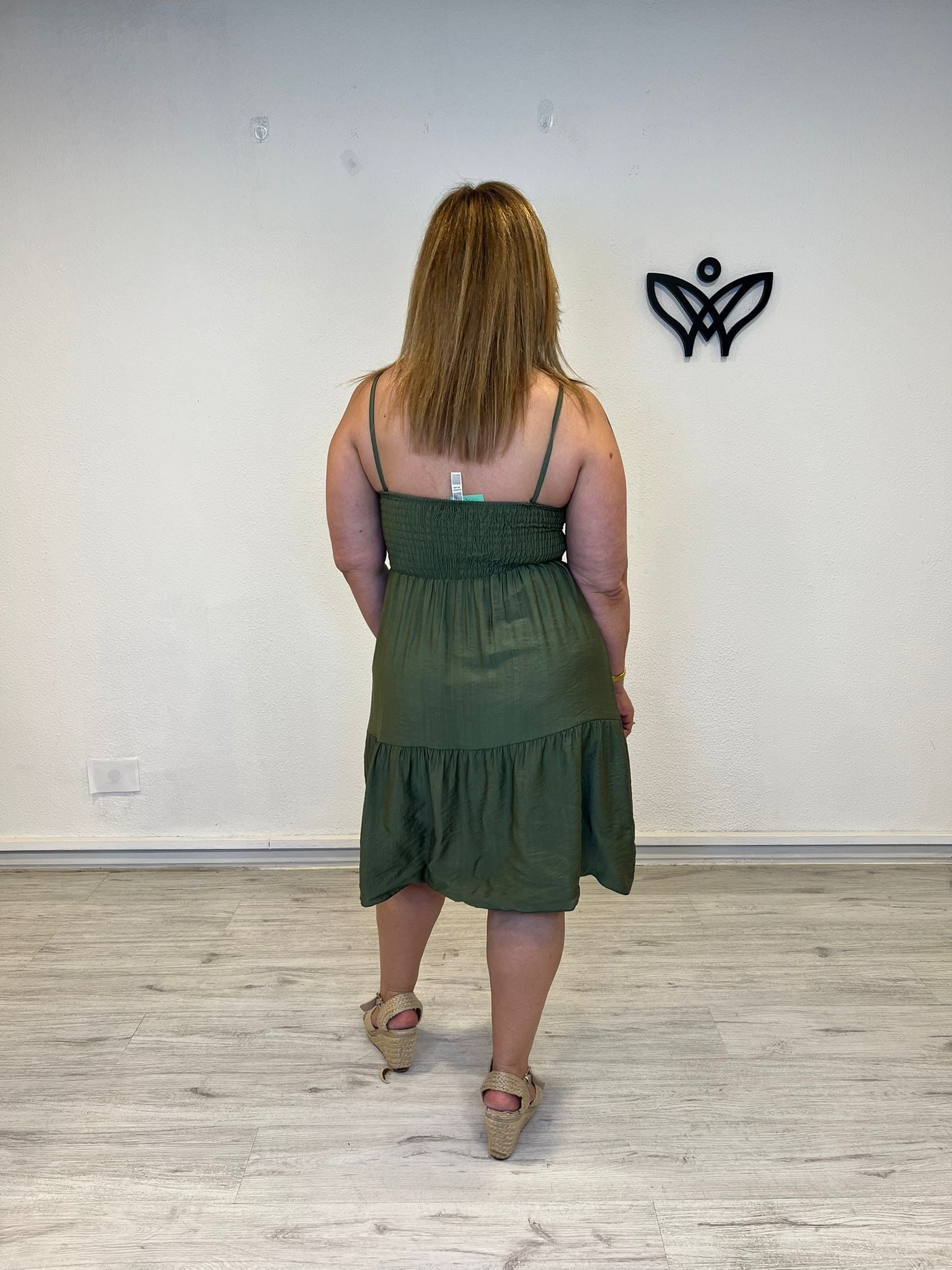 Vestido corto de volantes verde militar con tirantes de bolitas
