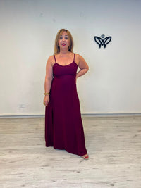 Vestido largo burdeos con abertura y espalda nido de abeja