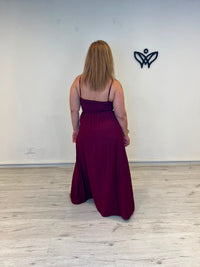 Vestido largo burdeos con abertura y espalda nido de abeja