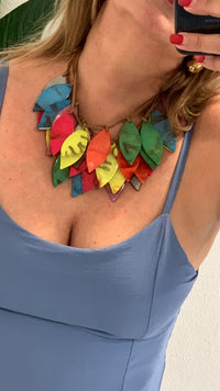 Collar multicolor de hojas efecto carey