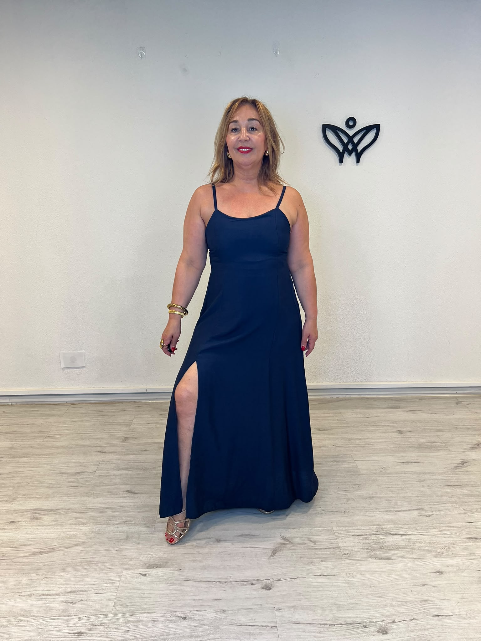 Vestido largo azul marino con abertura y espalda nido de abeja
