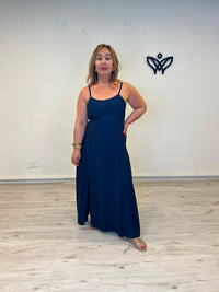 Vestido largo azul marino con abertura y espalda nido de abeja