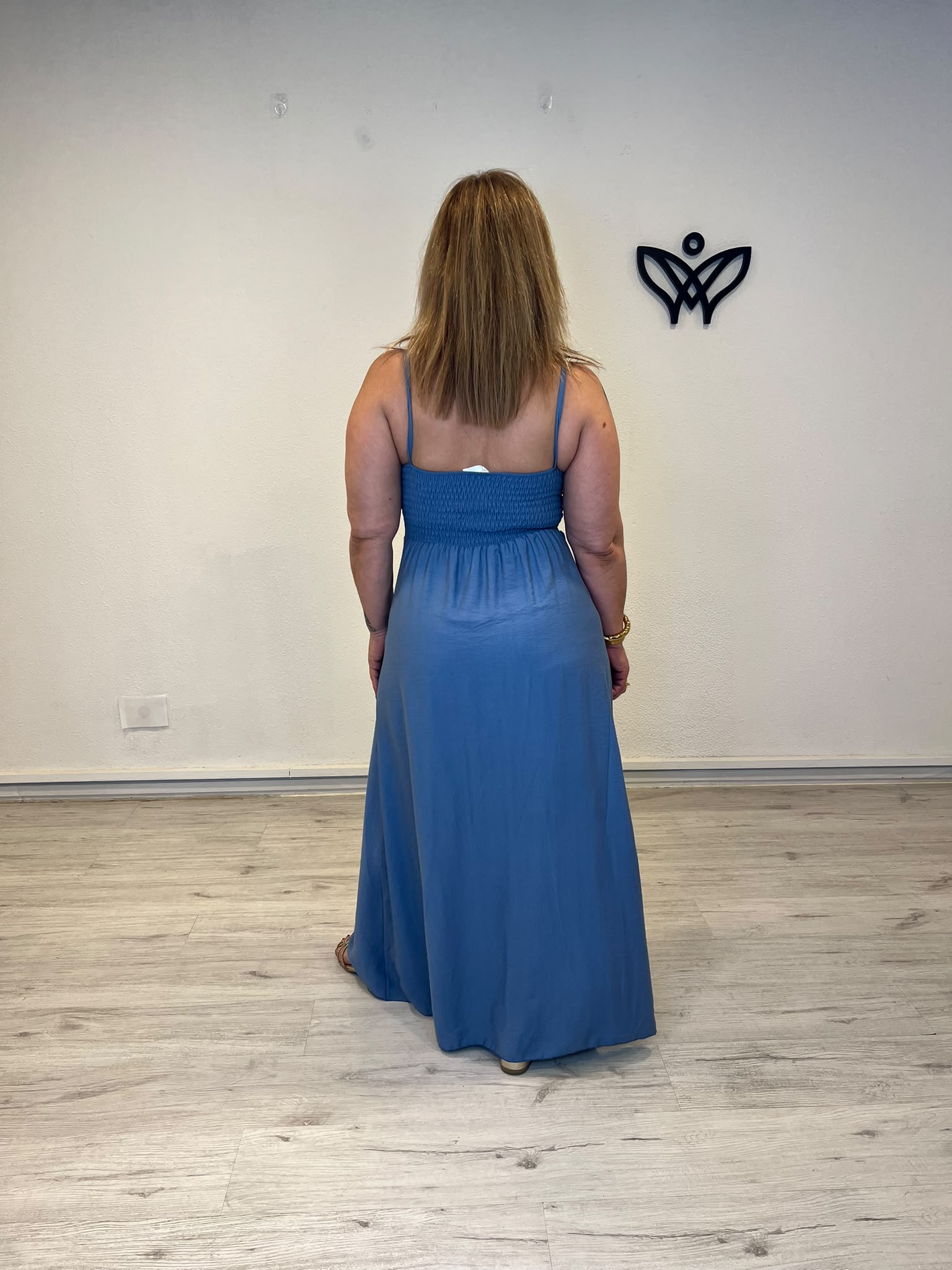 Vestido largo azul vaquero con abertura y espalda nido de abeja