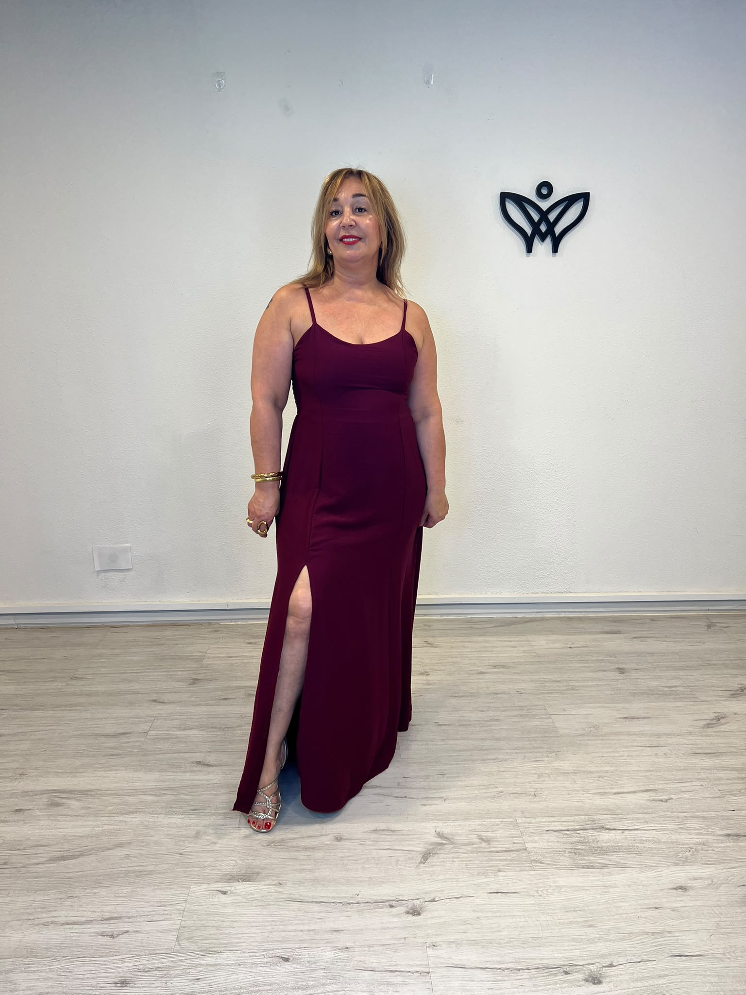 Vestido largo burdeos con abertura y espalda nido de abeja
