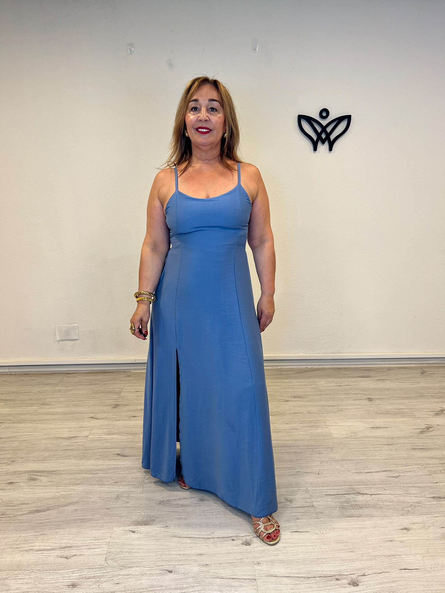 Vestido largo azul vaquero con abertura y espalda nido de abeja