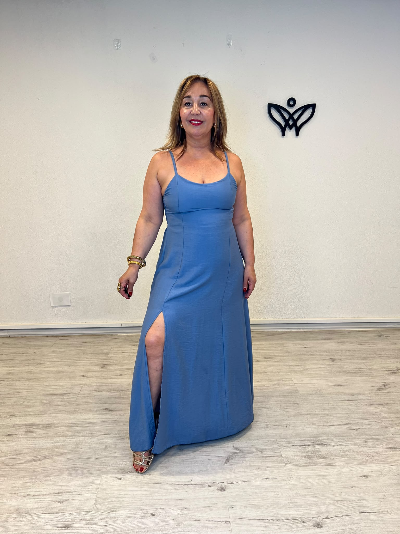 Vestido largo azul vaquero con abertura y espalda nido de abeja