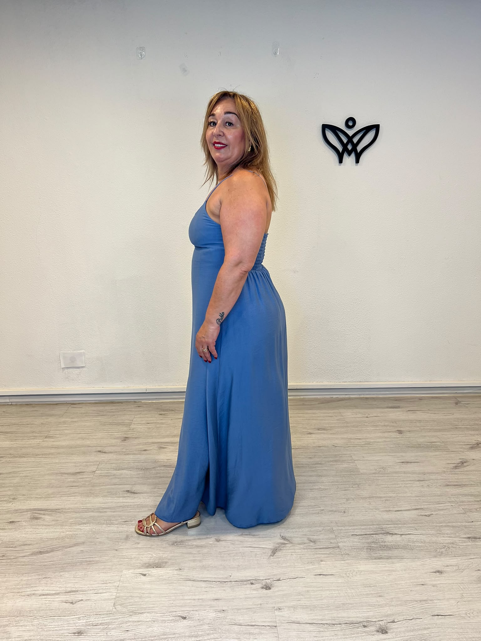 Vestido largo azul vaquero con abertura y espalda nido de abeja