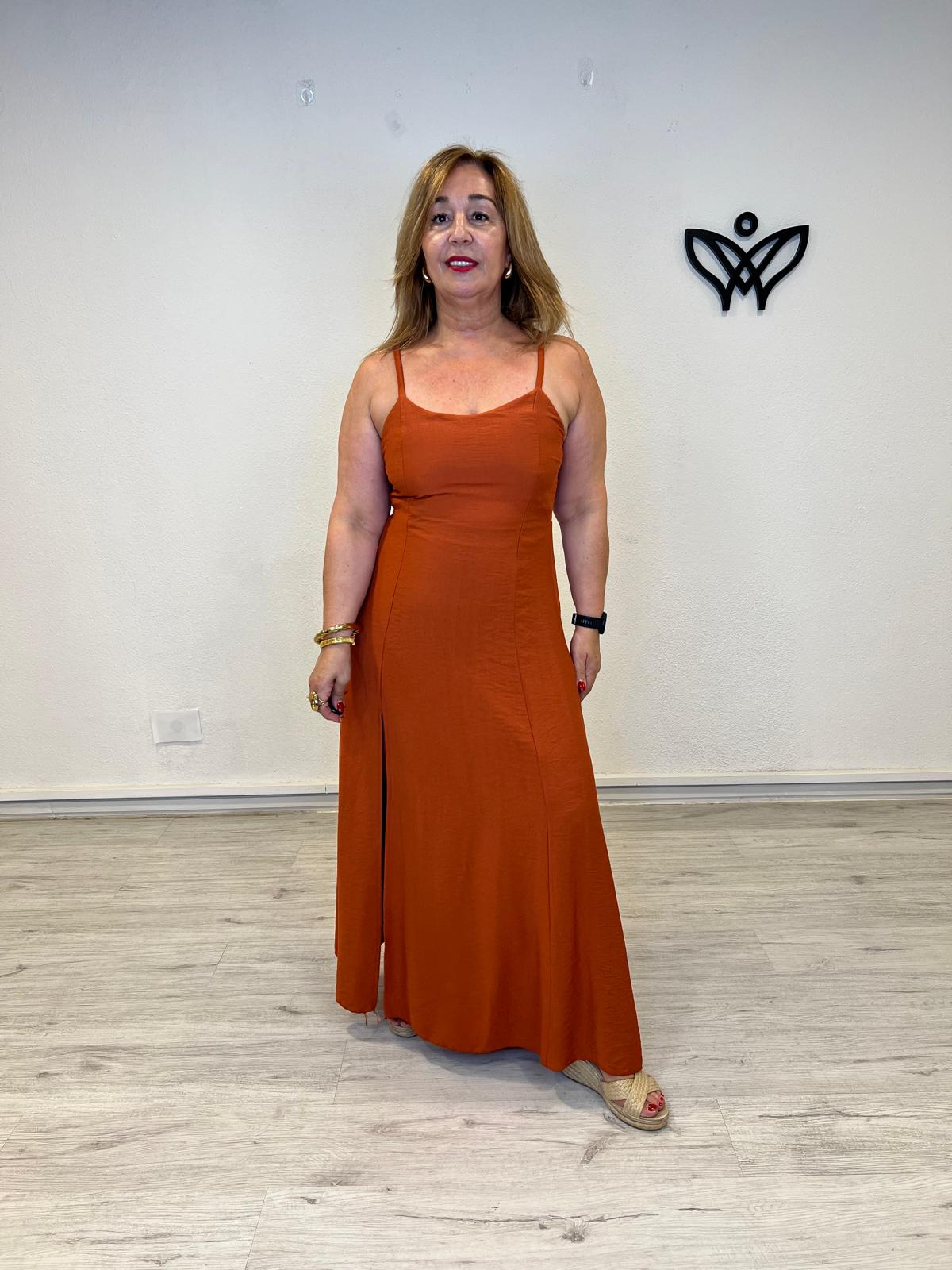 Vestido largo color teja con abertura tejido efecto lino