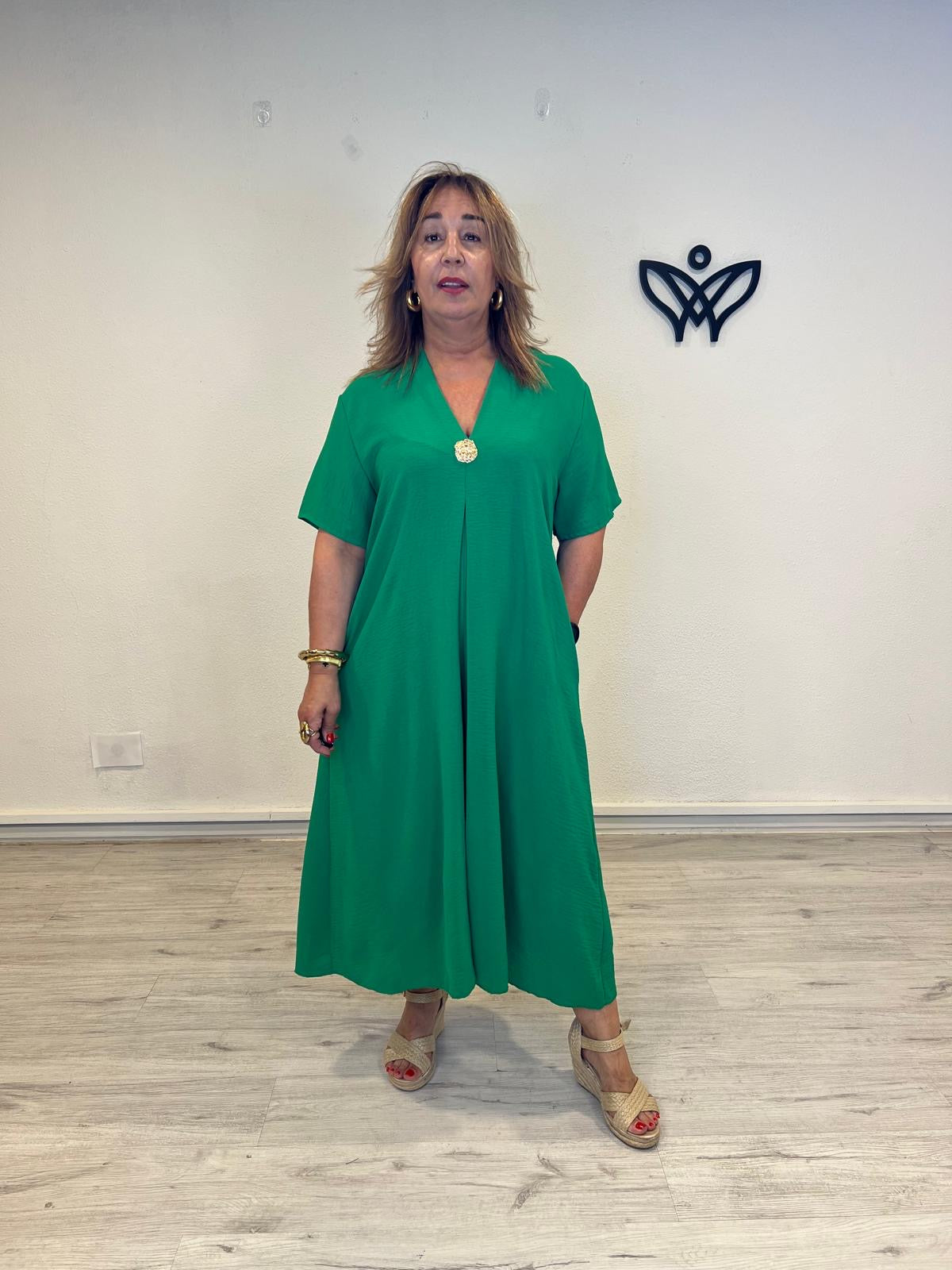 Vestido oversize verde con escote en pico