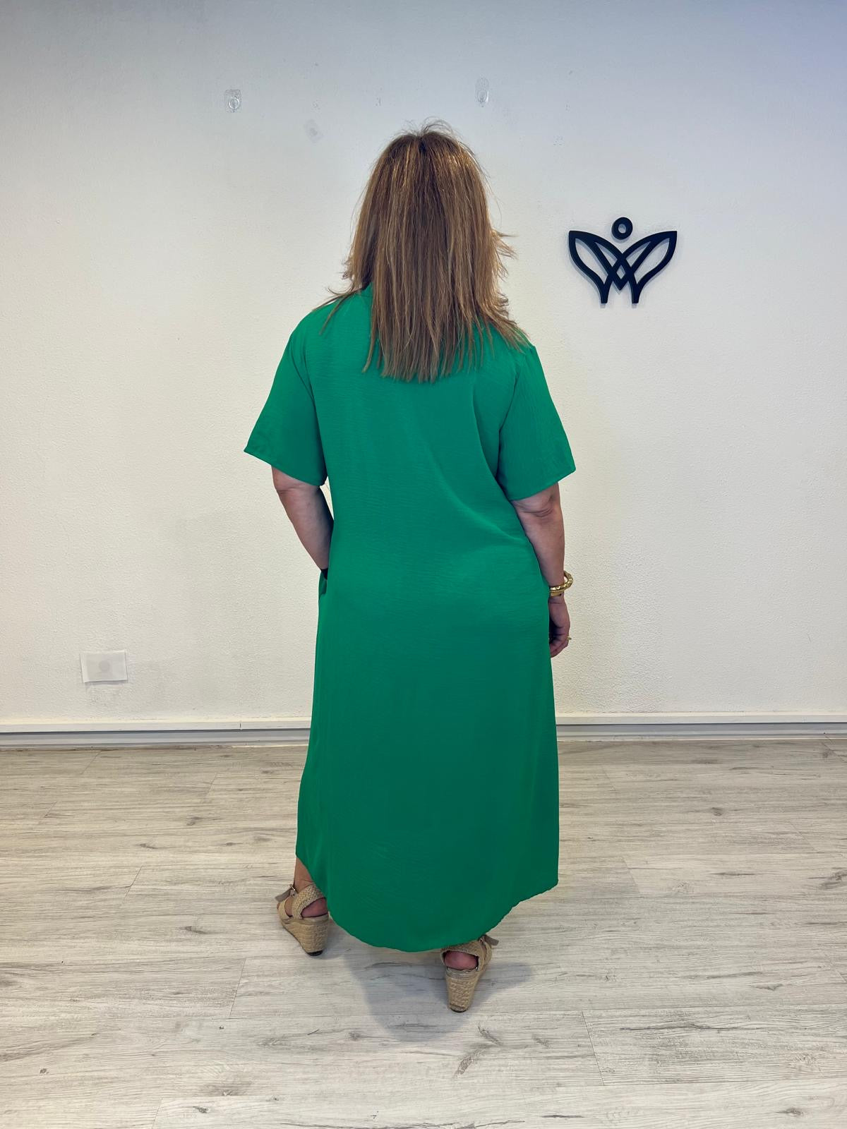 Vestido oversize verde con escote en pico