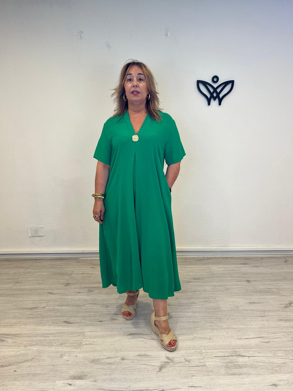 Vestido oversize verde con escote en pico