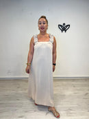 Vestido largo beige con escote cuadrado y tirantes de volantes
