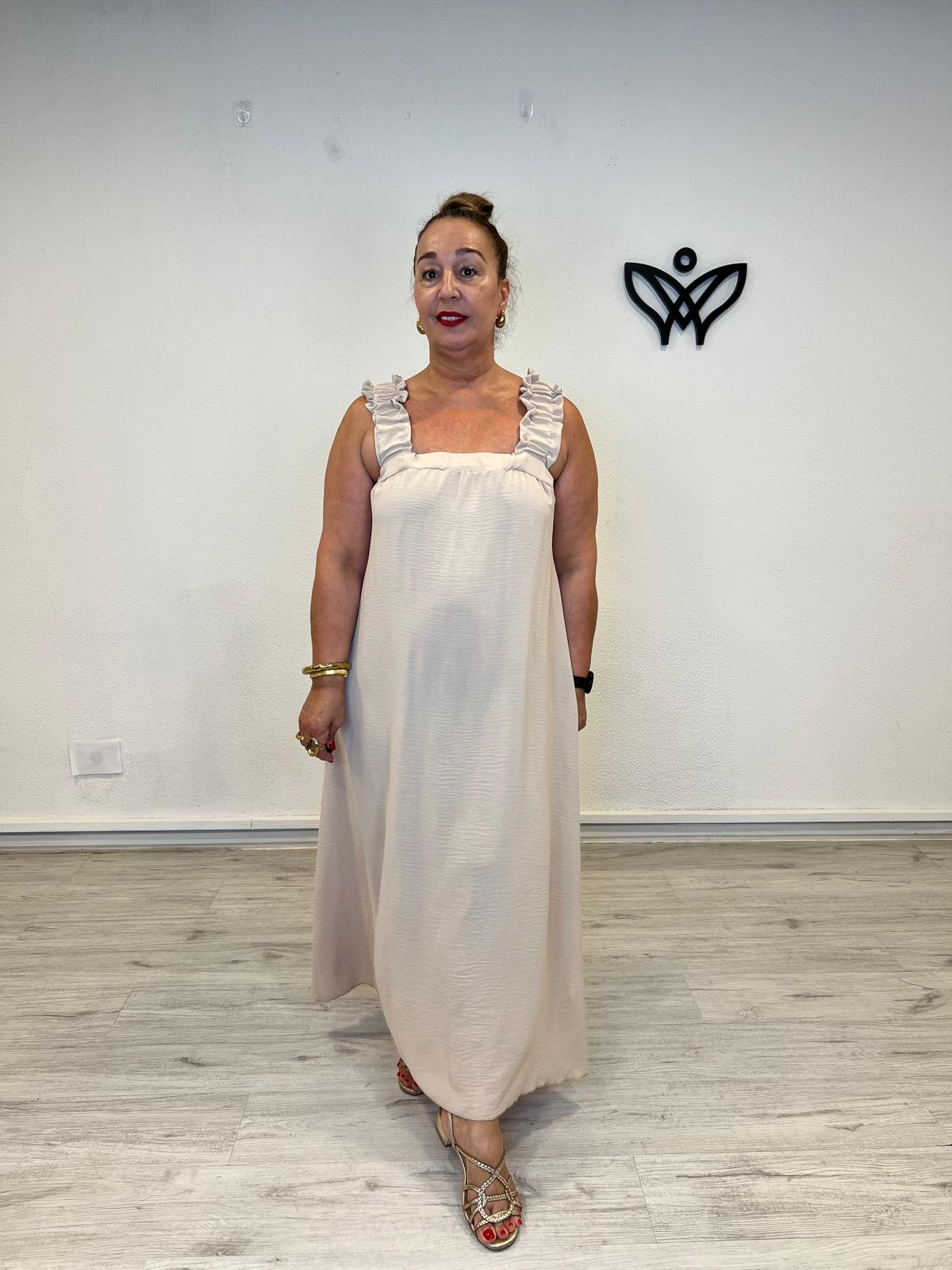 Vestido largo beige con escote cuadrado y tirantes de volantes