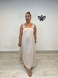 Vestido largo beige con escote cuadrado y tirantes de volantes
