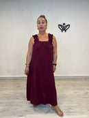 Vestido largo burdeos con escote cuadrado y tirantes de volantes