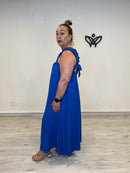 Vestido largo azul con escote cuadrado y lazo en la espalda