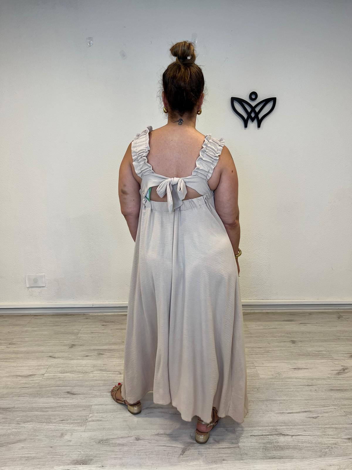 Vestido largo beige con escote cuadrado y tirantes de volantes