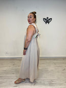 Vestido largo beige con escote cuadrado y tirantes de volantes
