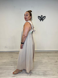 Vestido largo beige con escote cuadrado y tirantes de volantes