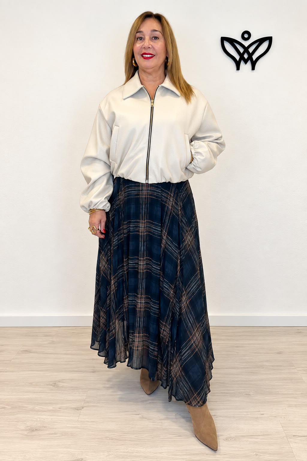 Cazadora bomber beige de polipiel con cremallera