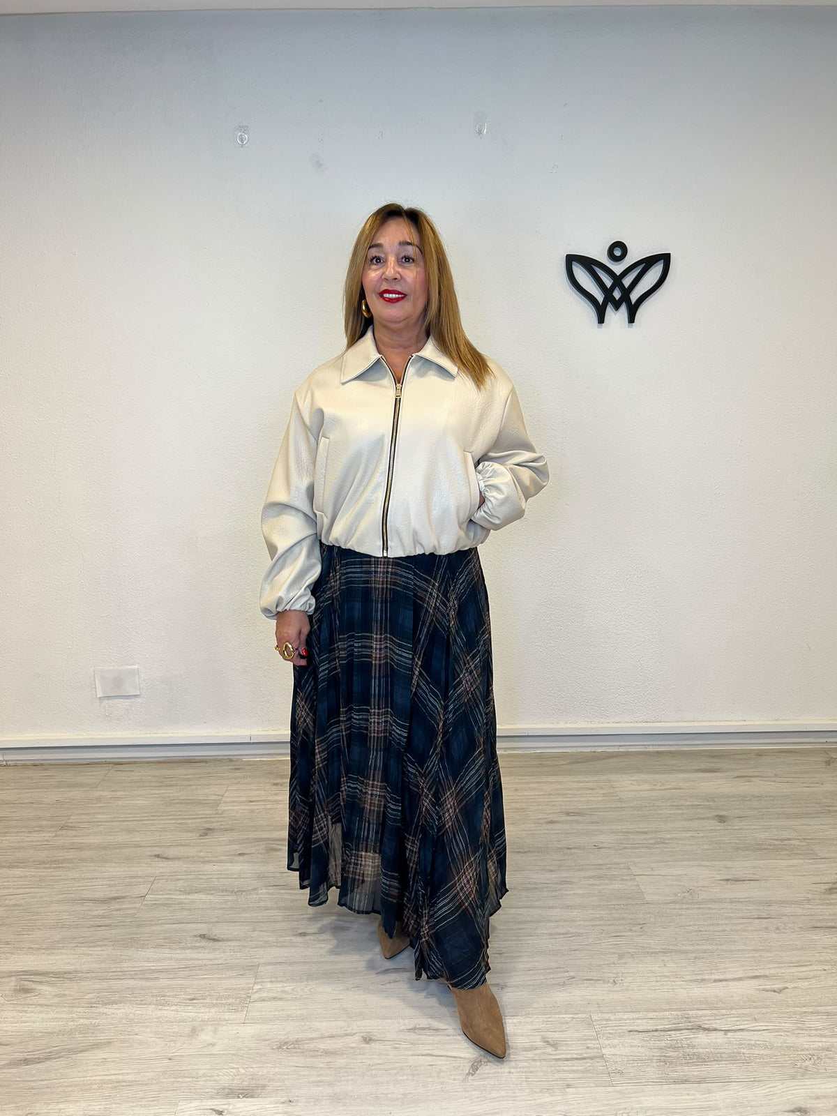 Cazadora bomber beige de polipiel con cremallera
