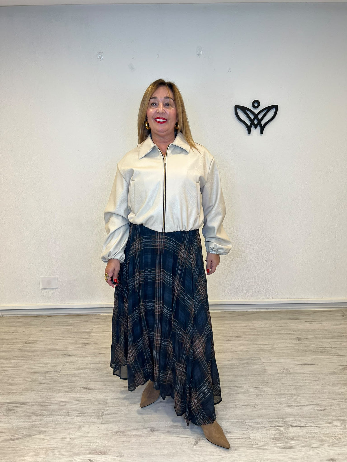Cazadora bomber beige de polipiel con cremallera