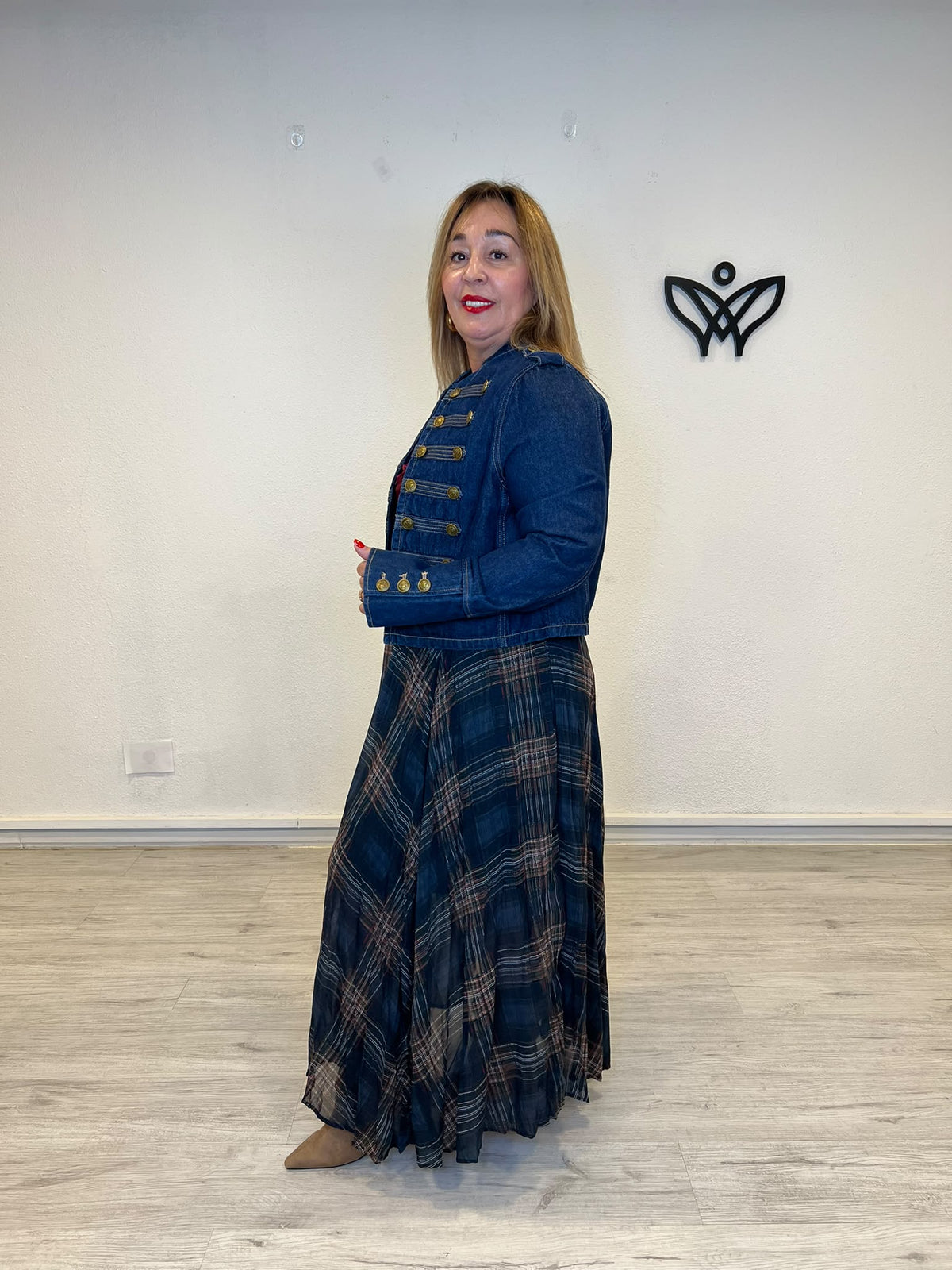 Cazadora vaquera elástica estilo domadora con botones dorados