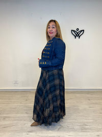 Cazadora vaquera elástica estilo domadora con botones dorados