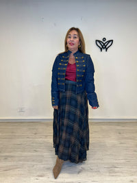 Cazadora vaquera elástica estilo domadora con botones dorados